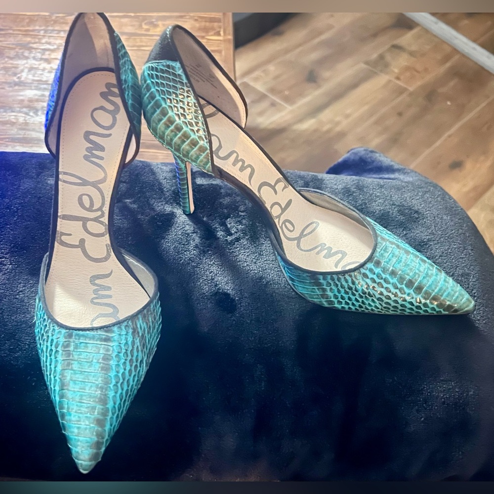 Beautiful Green & Black Size 8 Heels